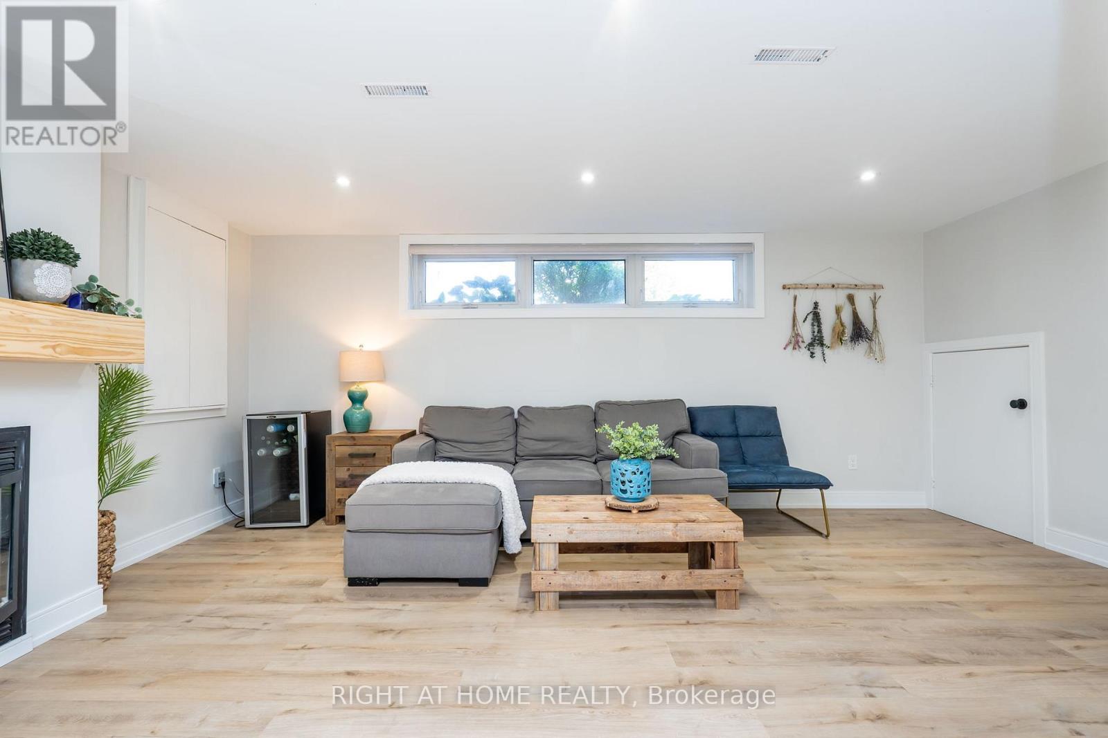 45 IRWIN CRESCENT - 32