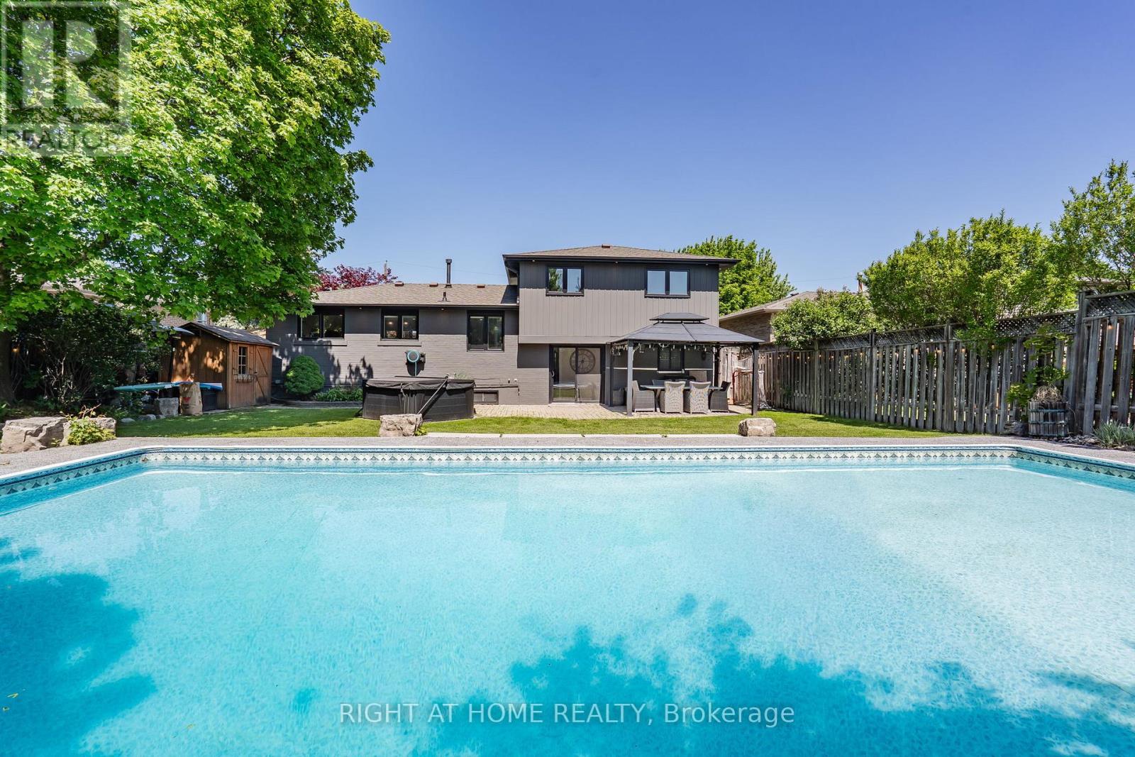 45 IRWIN CRESCENT - 36