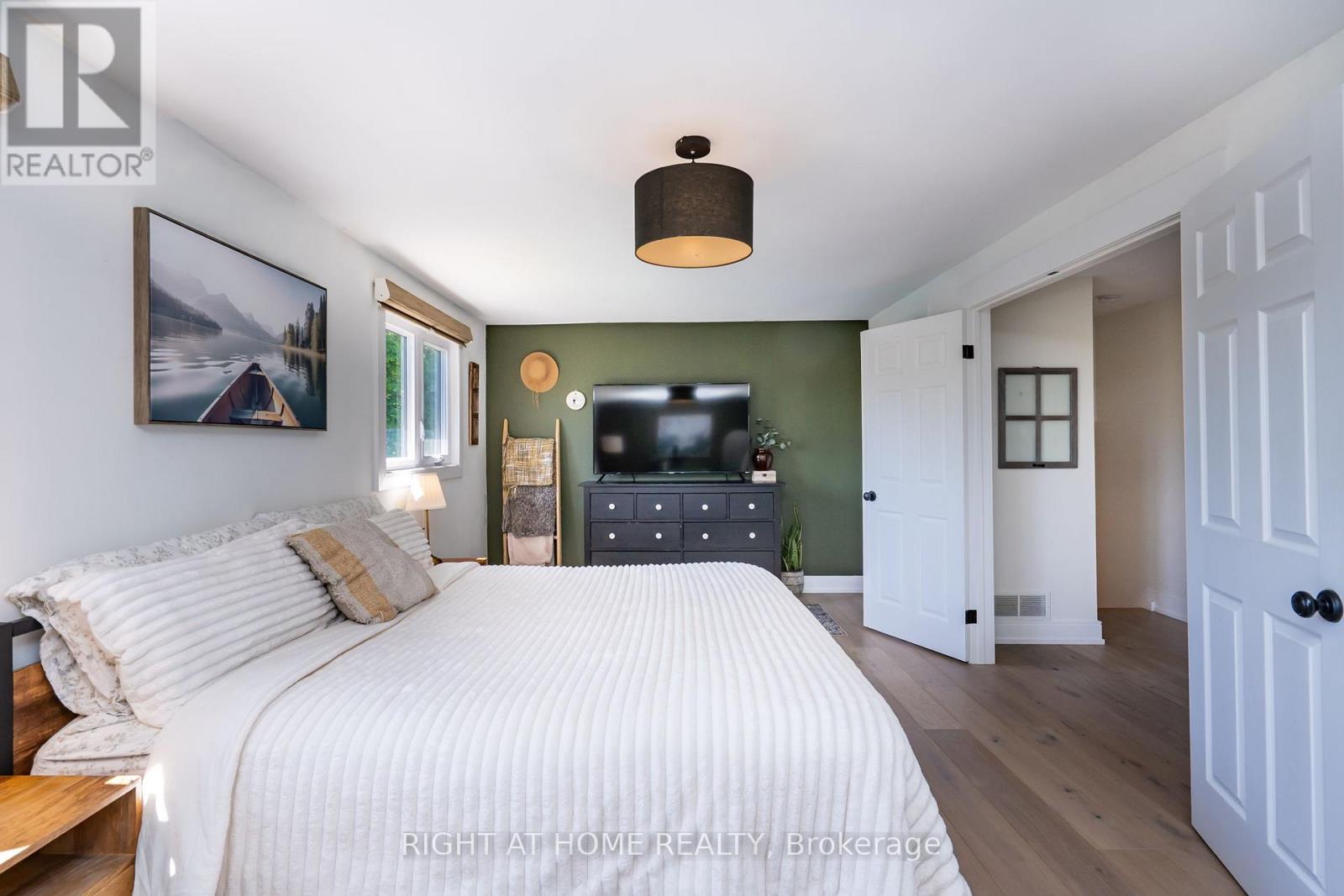 45 IRWIN CRESCENT - 25