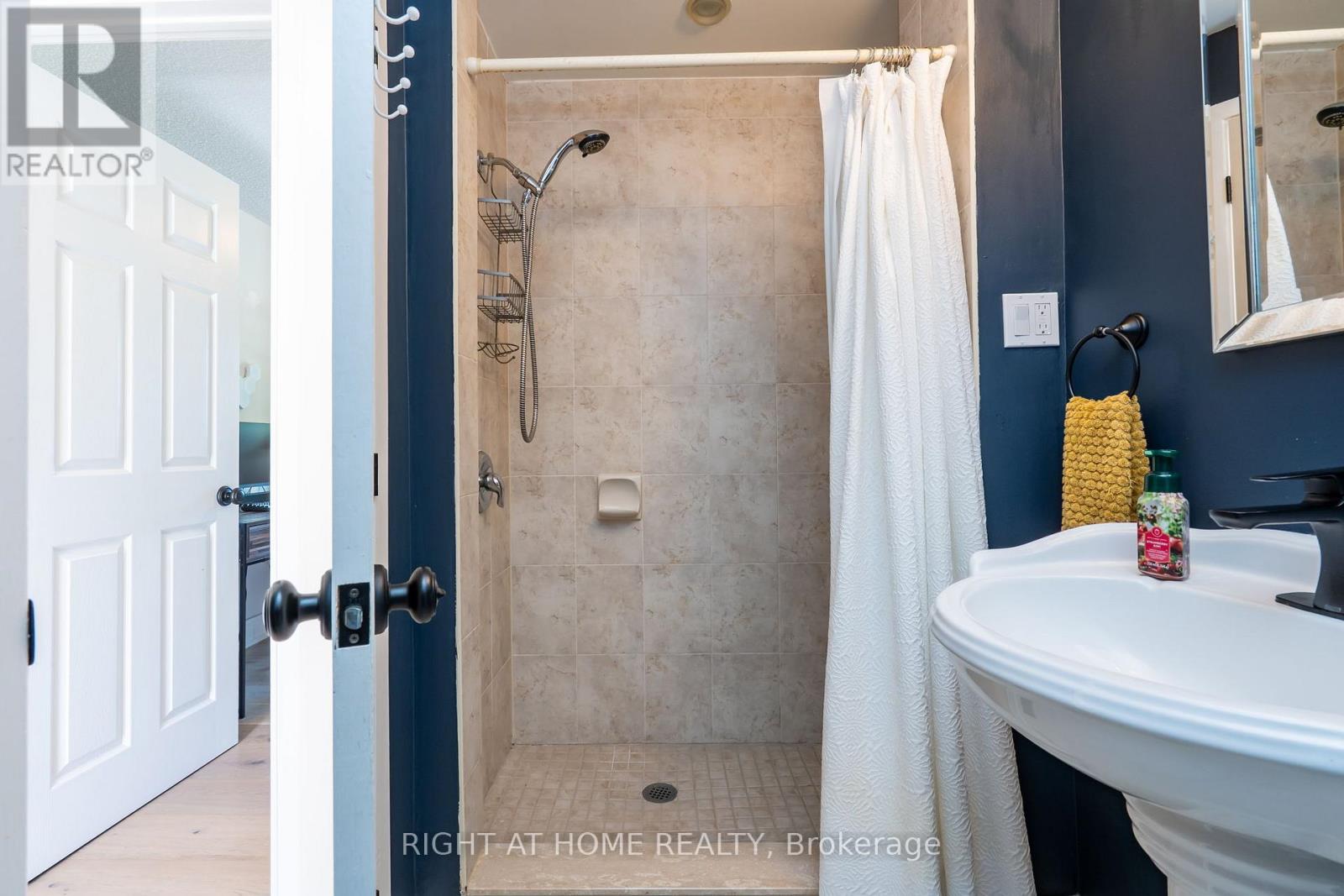 45 IRWIN CRESCENT - 29