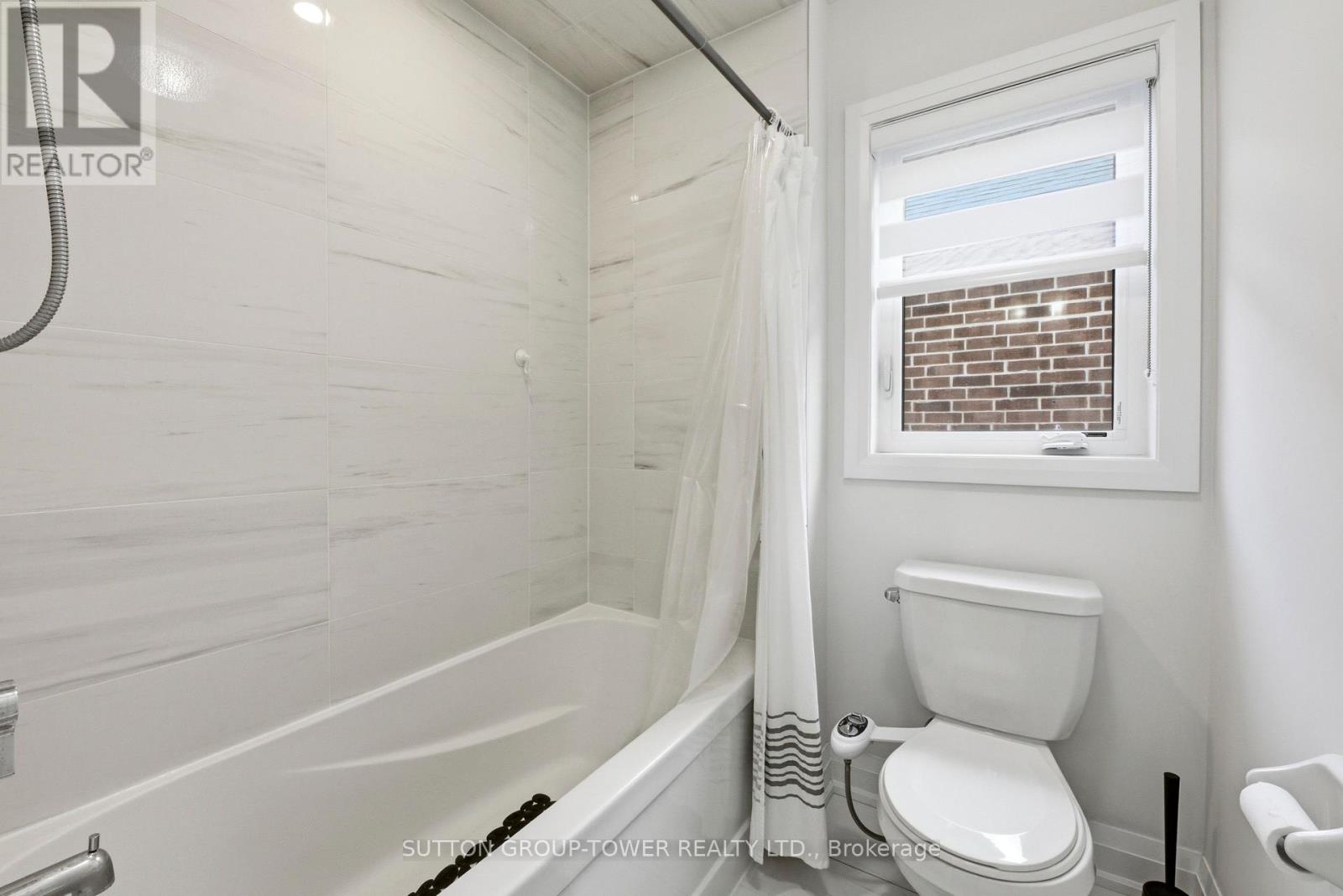 194 FERRAGINE CRESCENT - 32