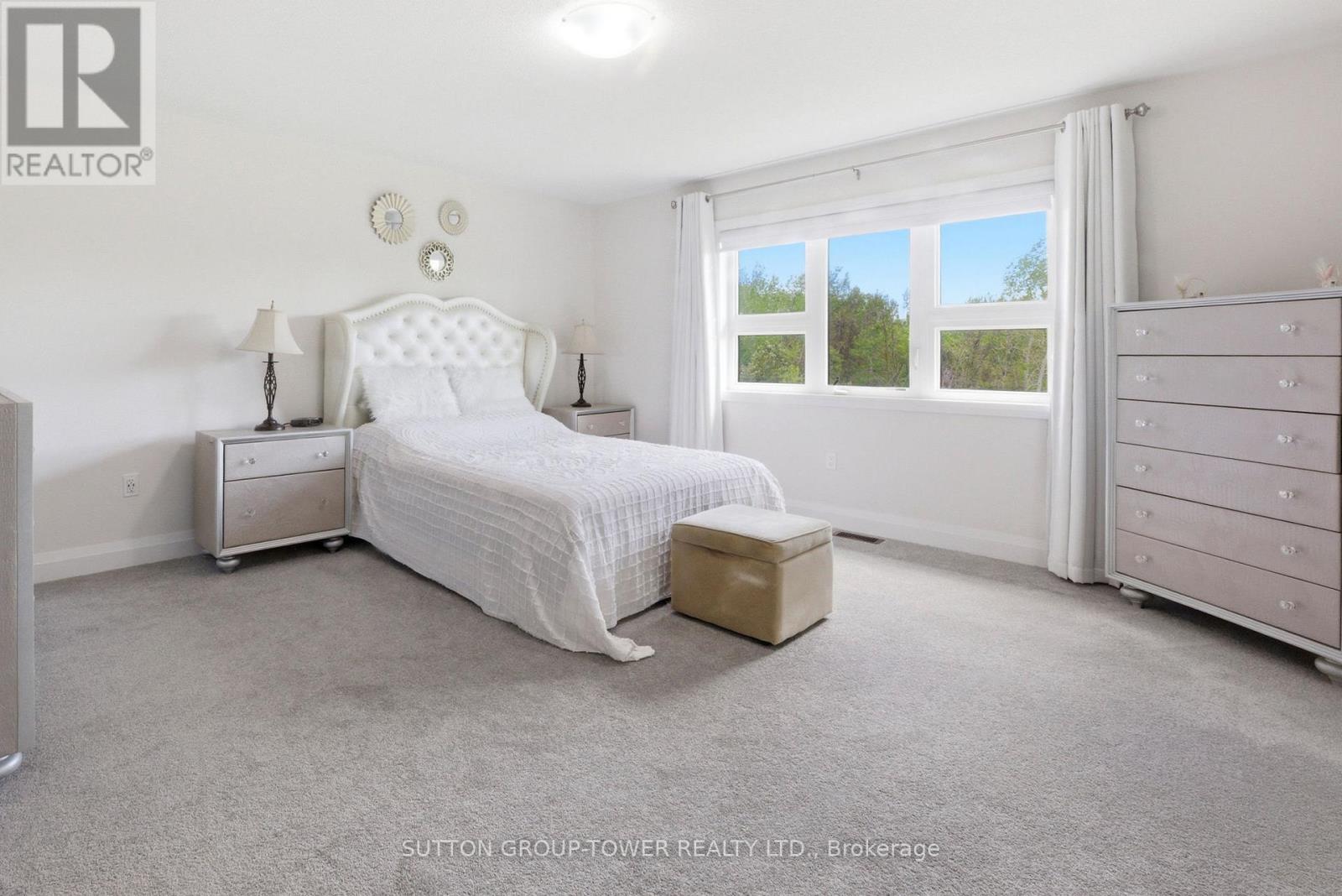 194 FERRAGINE CRESCENT - 33