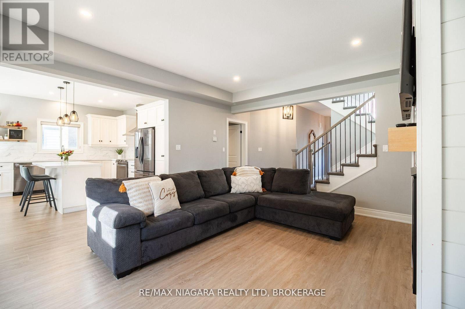 6 MYRTLE STREET N - 11