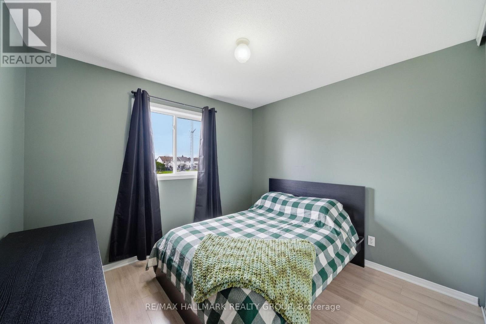 3 Bed, 2 Bath House for Sale in Ottawa – 902 PARADISE CRESCENT, Ottawa – MLS# X13220494 - Image 19