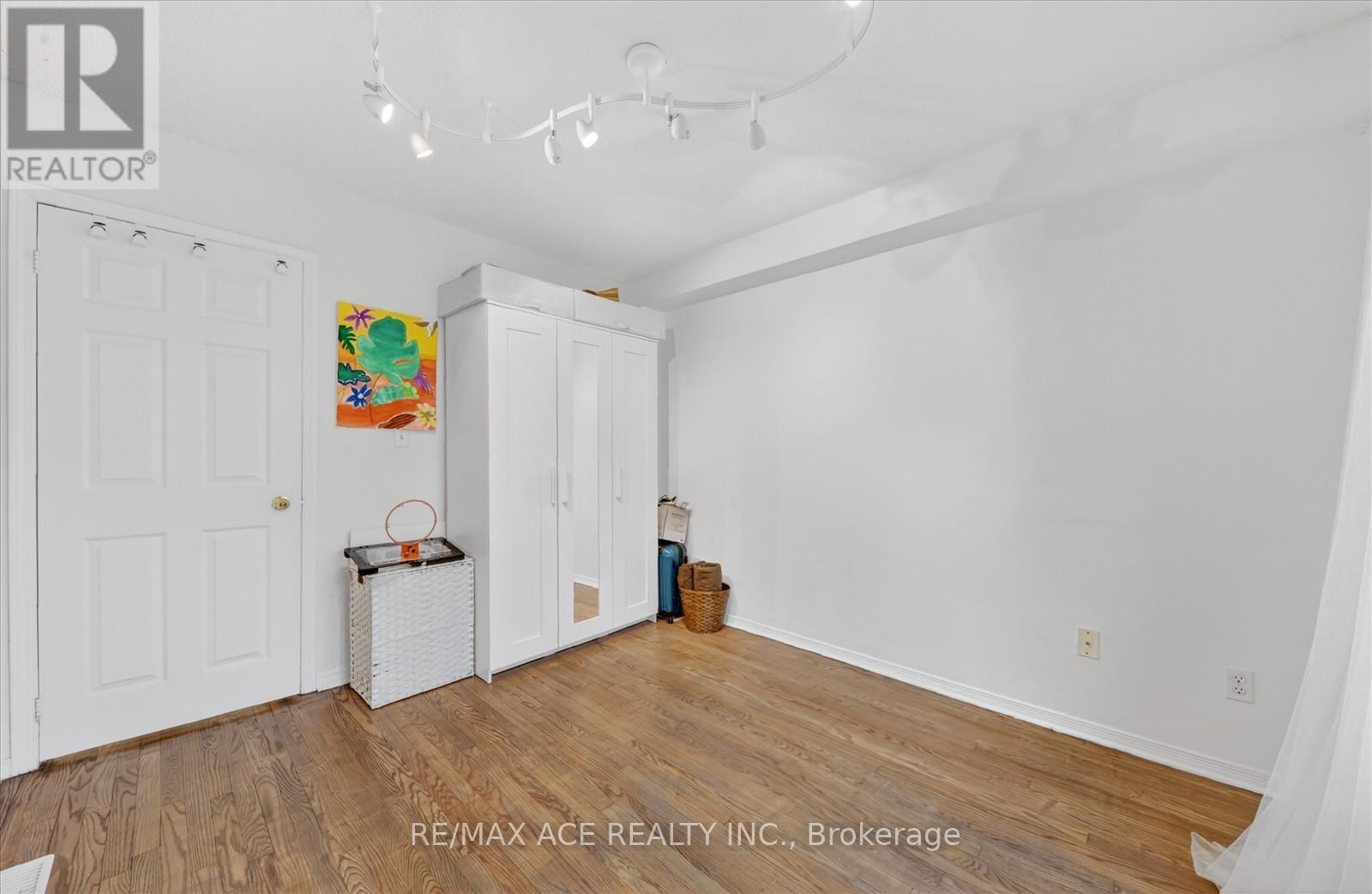 24 CULLCASTLE STREET - 25