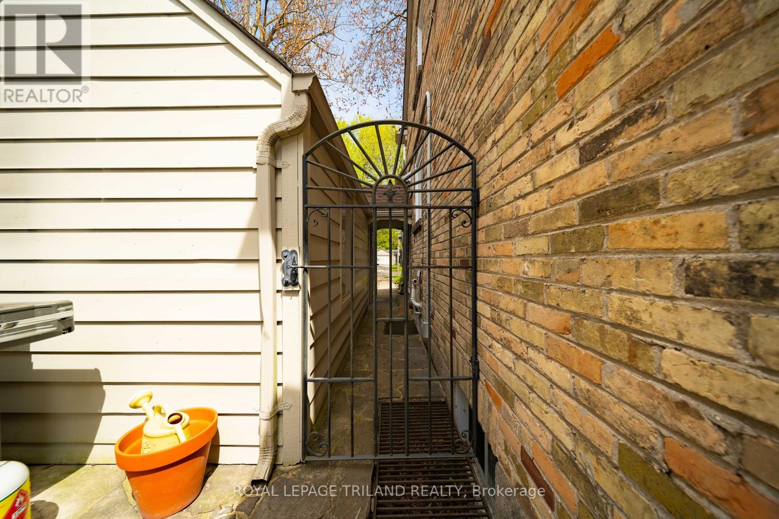 997 MAITLAND STREET - 37