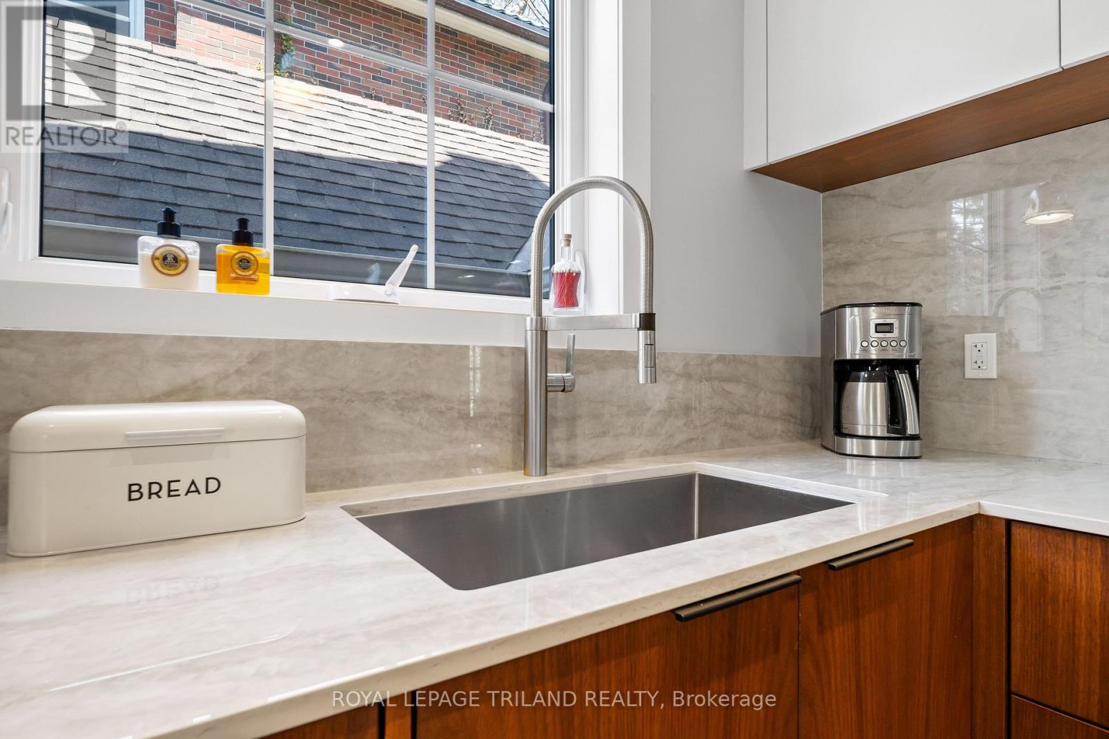 997 MAITLAND STREET - 6