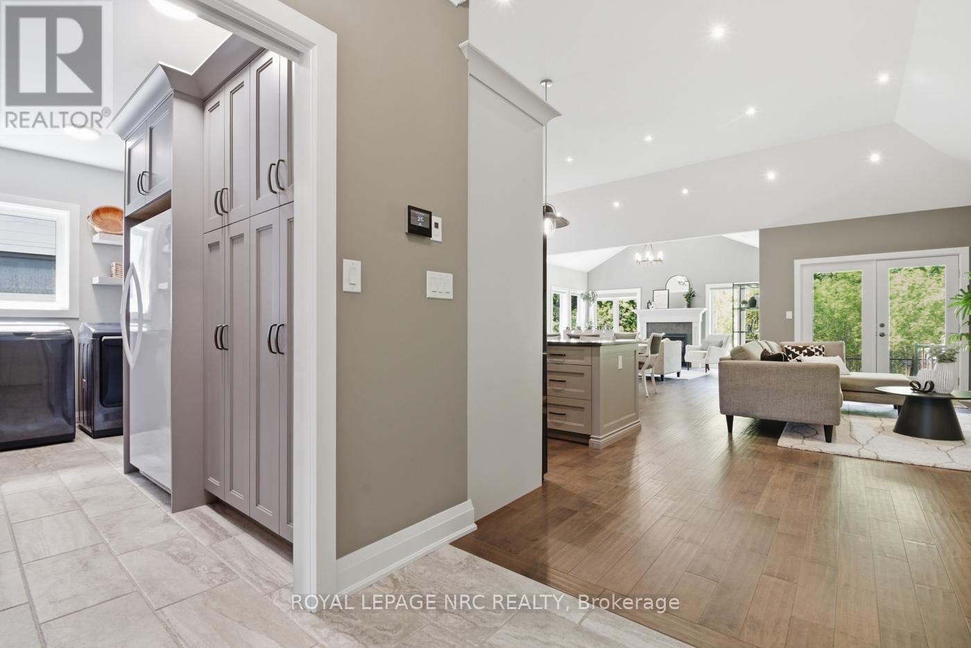 81 BUTLERS DRIVE N - 10