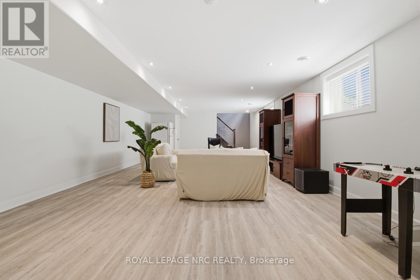 81 BUTLERS DRIVE N - 35