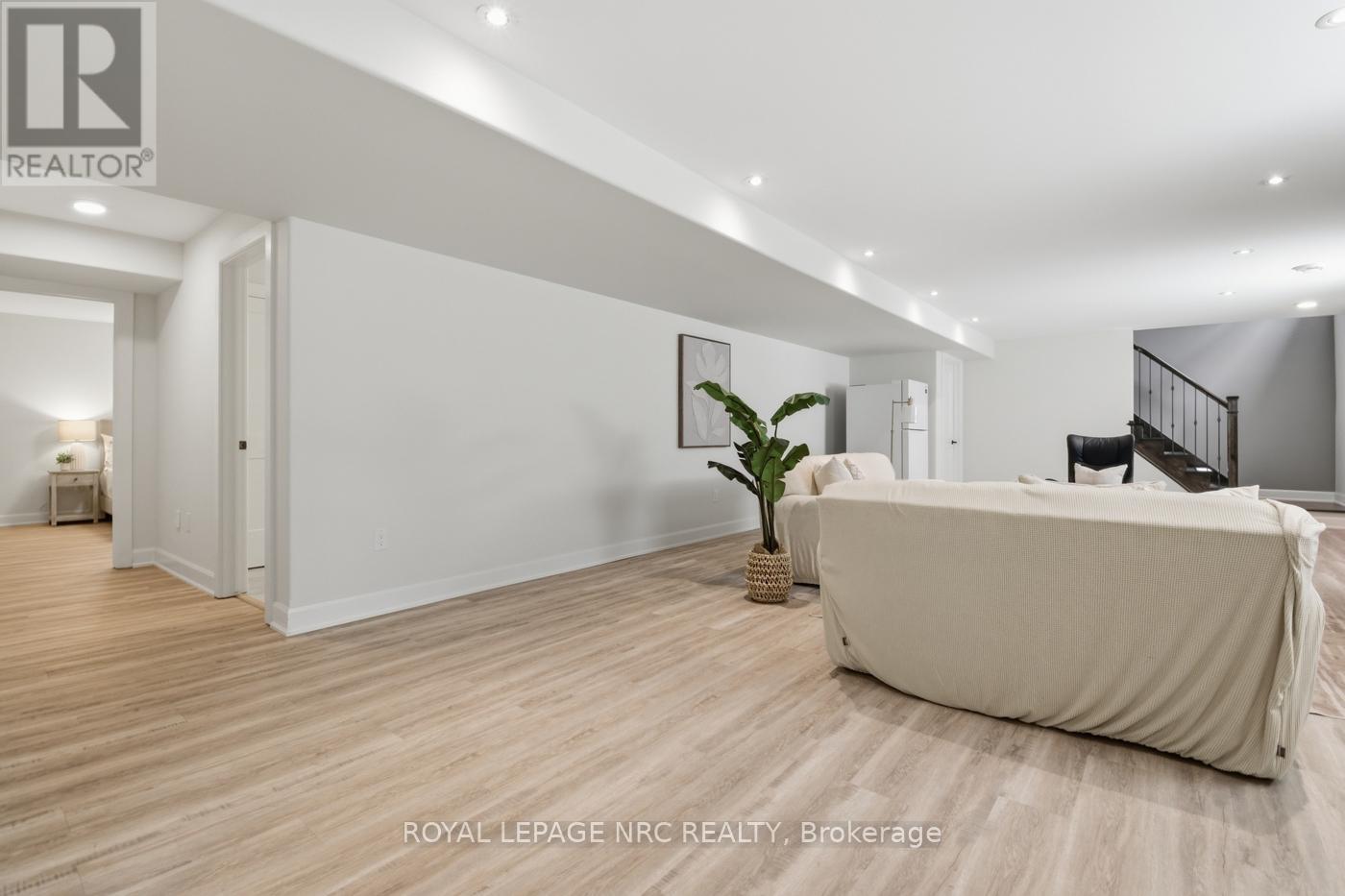 81 BUTLERS DRIVE N - 36