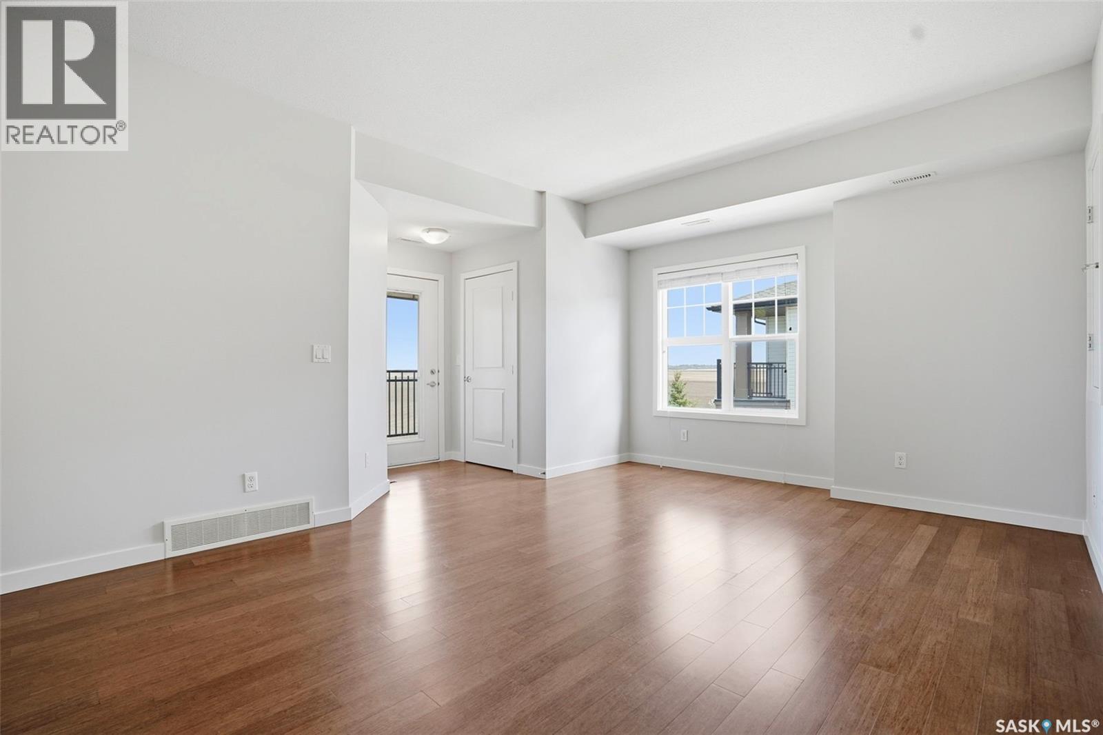#712 1015 Patrick CRESCENT - 12