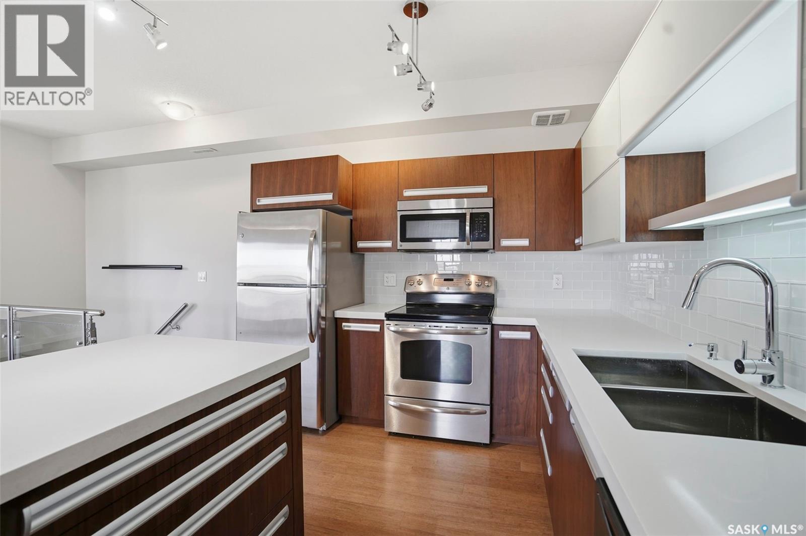 #712 1015 Patrick CRESCENT - 17