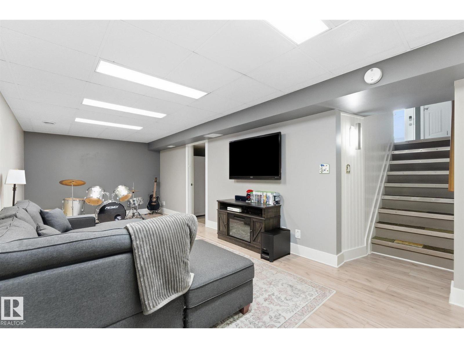 5400 49 ST - 23