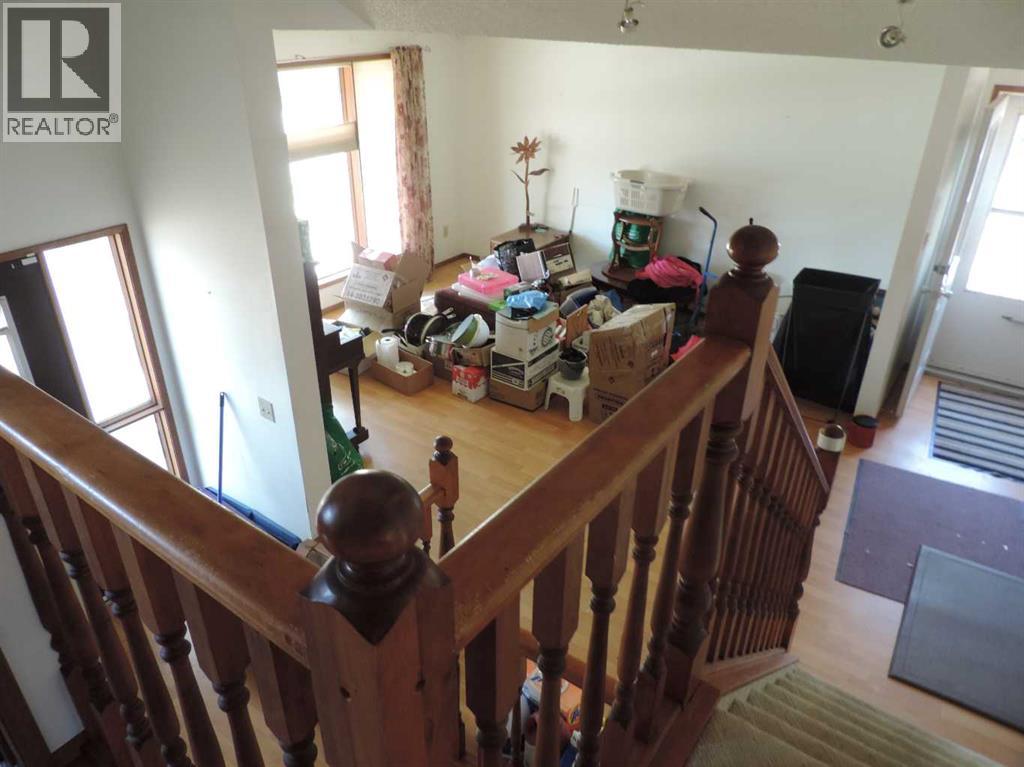 5042 51 Avenue - 8