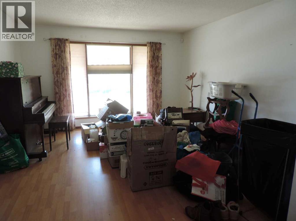 5042 51 Avenue - 5