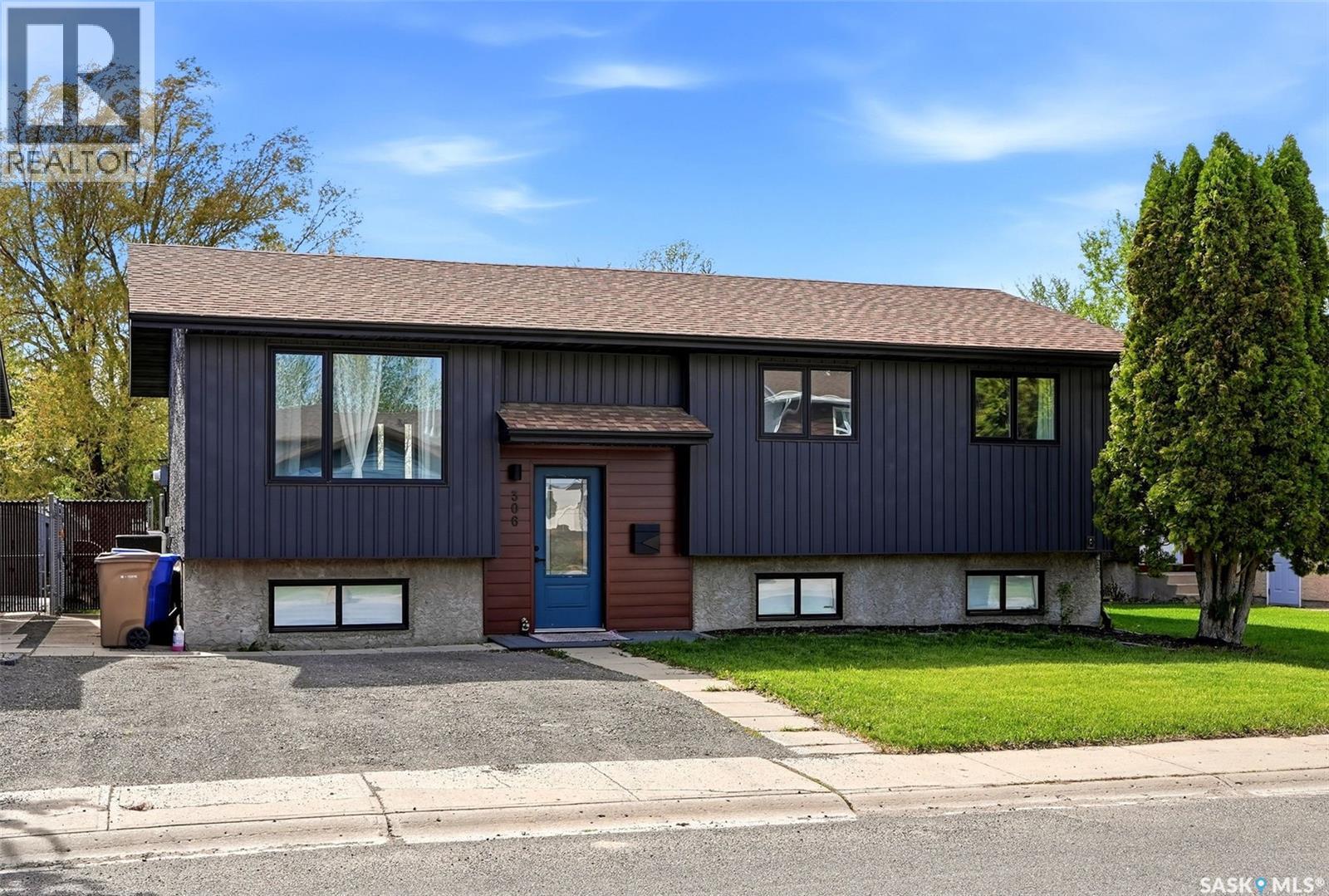 306 Howe PLACE - 1