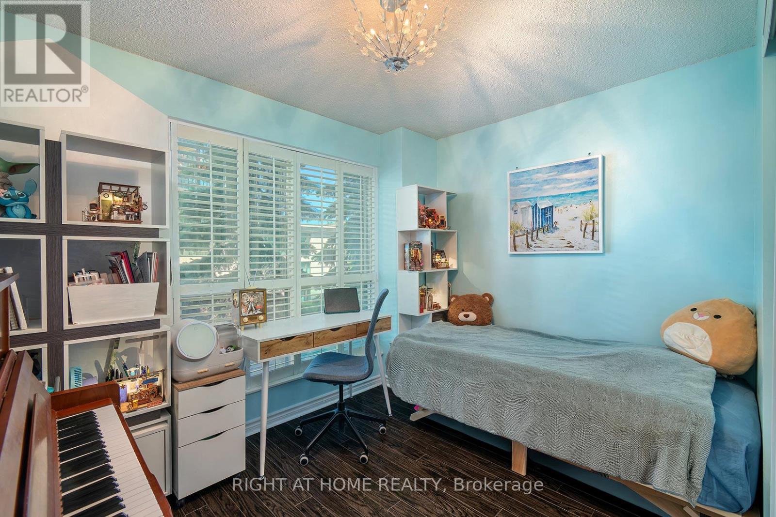 #210 7 LORRAINE DRIVE - 23