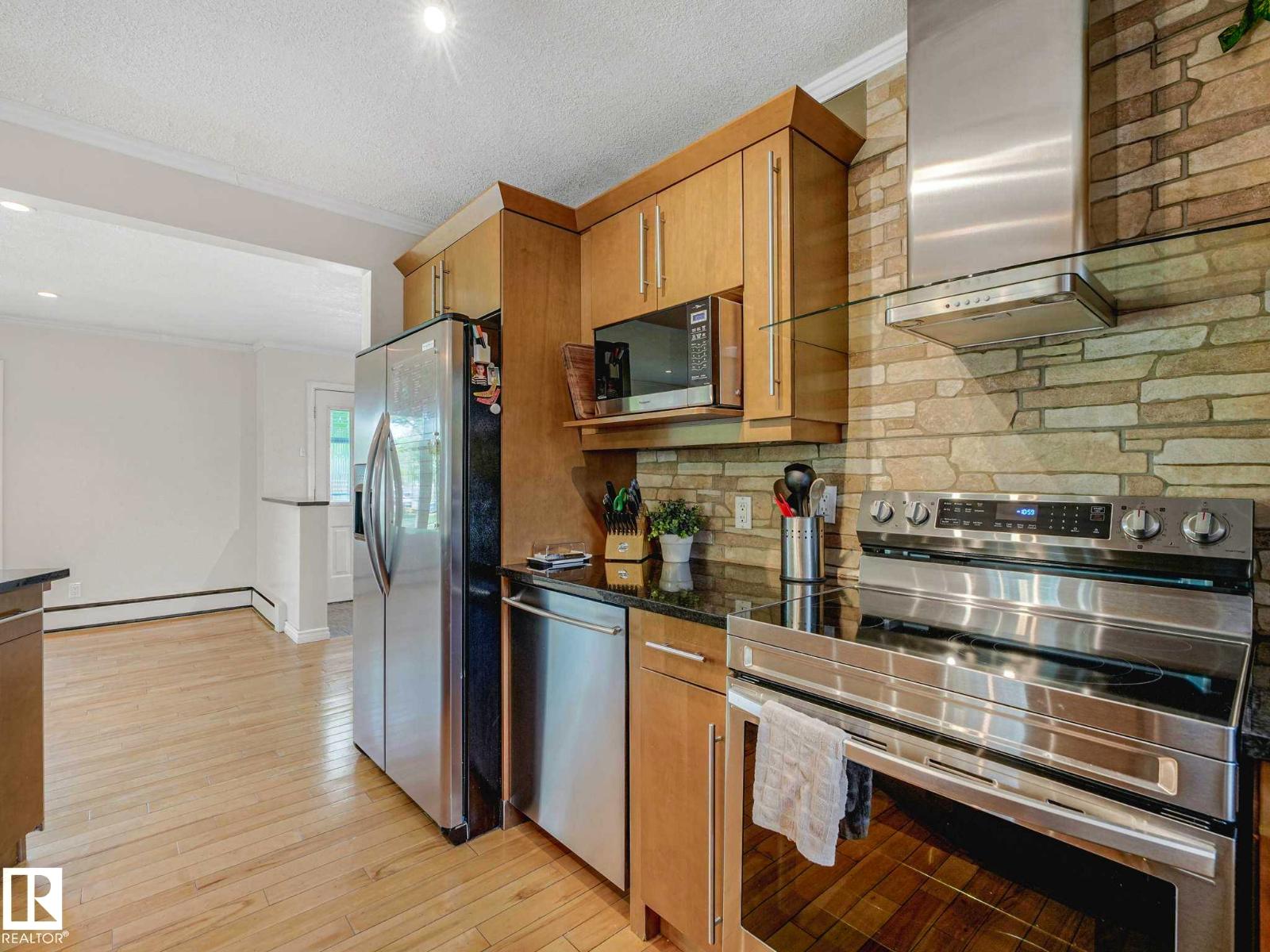 8311 96 AV NW NW - 20