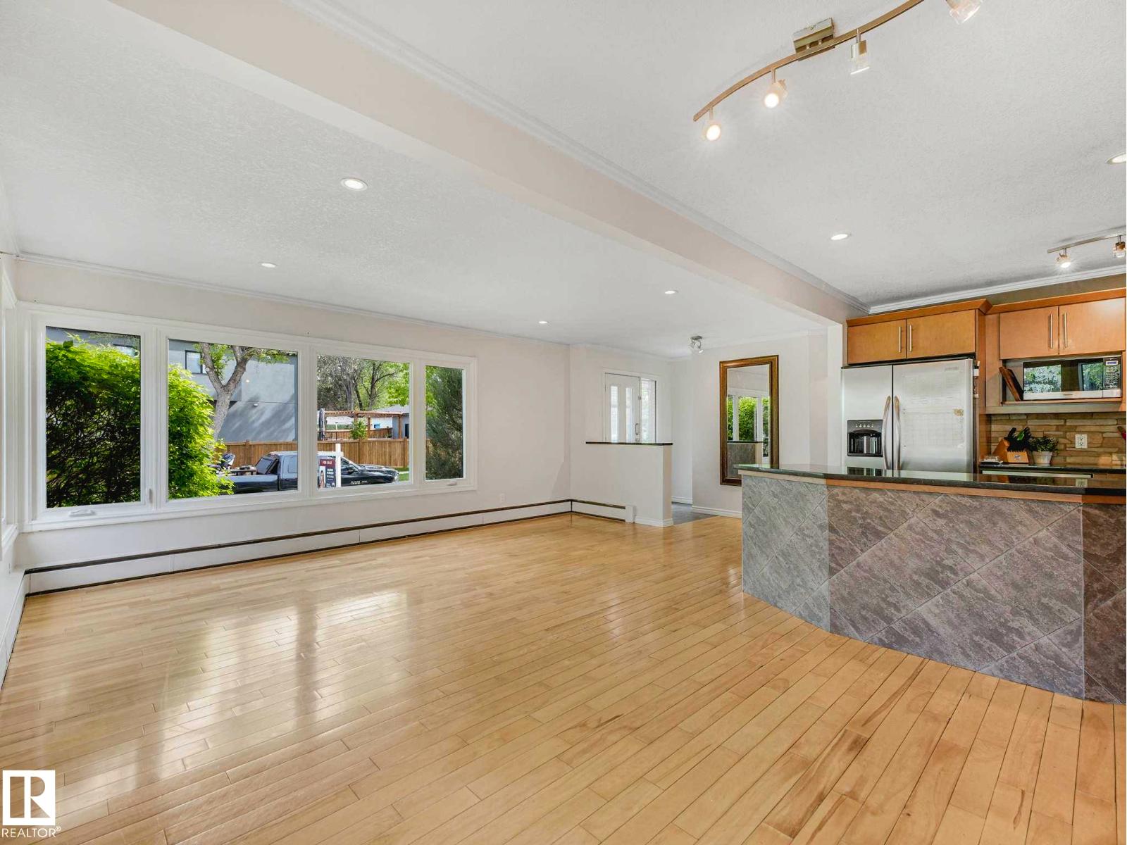 8311 96 AV NW NW - 12