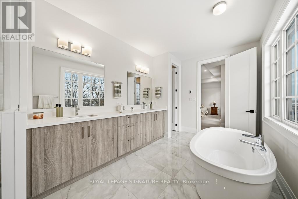 16 GIANVITO CRESCENT - 20