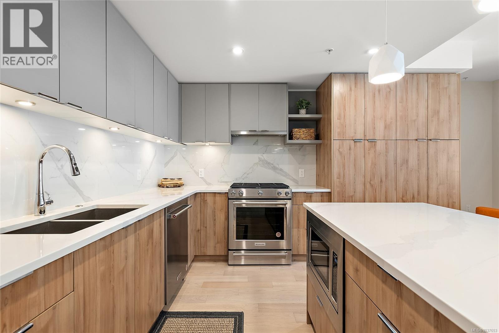 209 5120 Cordova Bay Road, Saanich