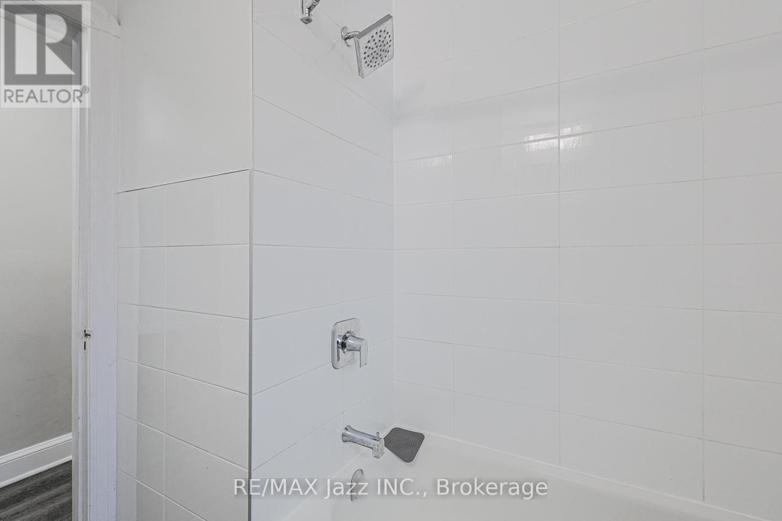 4 - 366 MARY STREET N