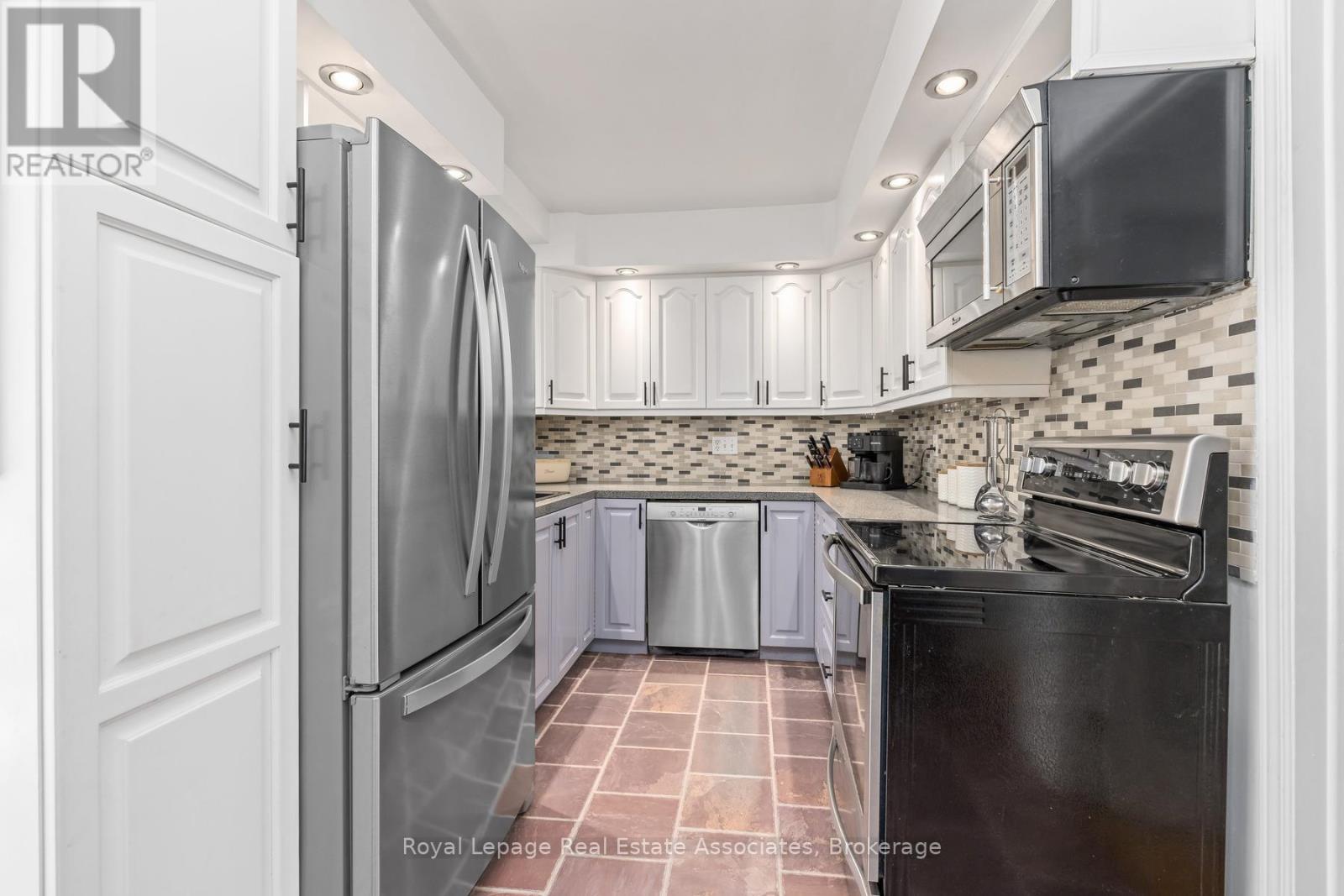 26 MARILYN CRESCENT - 13