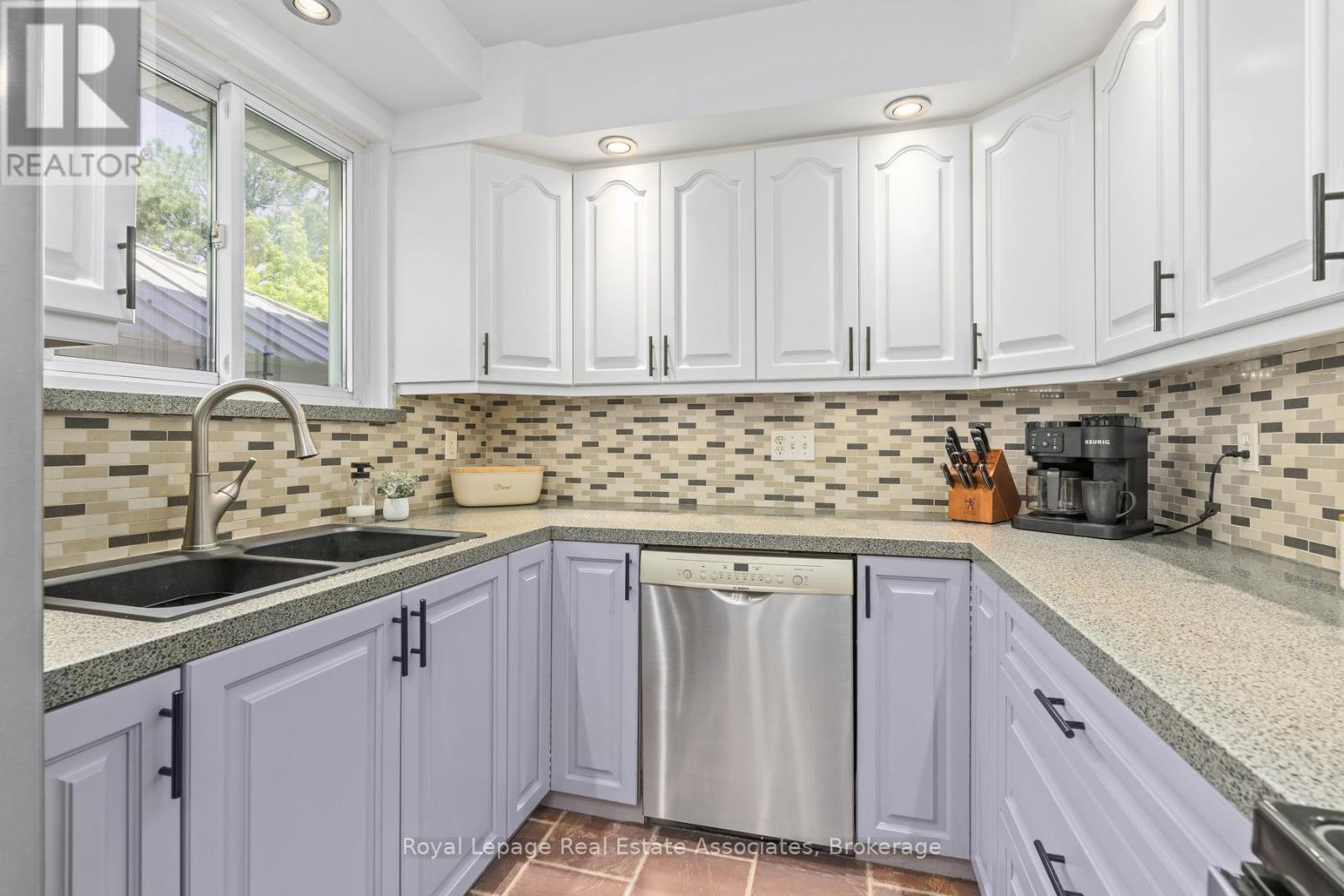 26 MARILYN CRESCENT - 14