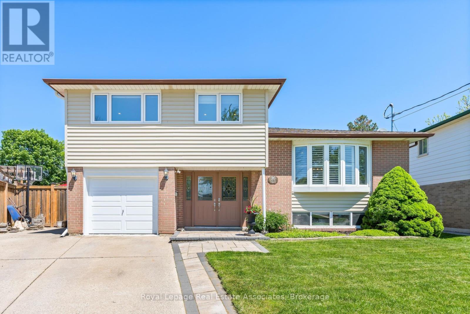 26 MARILYN CRESCENT - 2