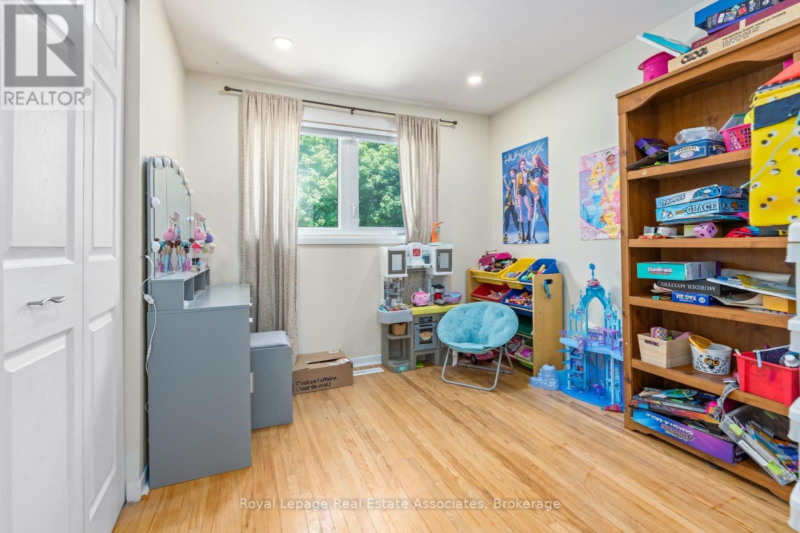 26 MARILYN CRESCENT - 21