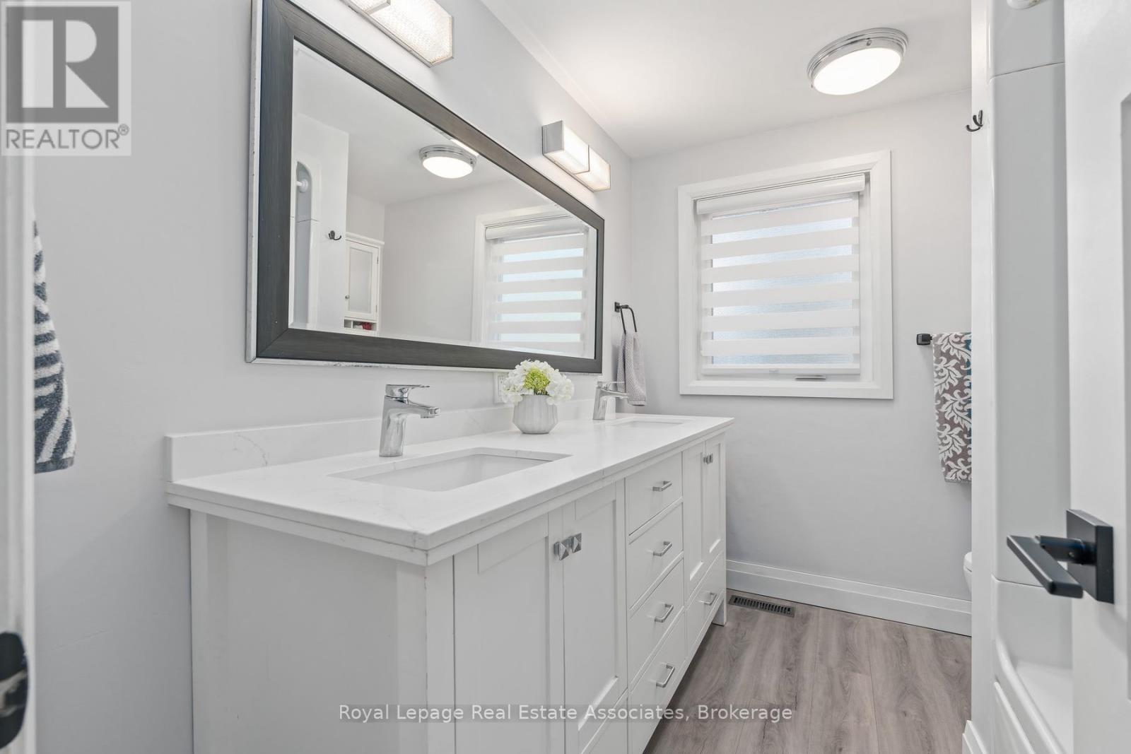 26 MARILYN CRESCENT - 22