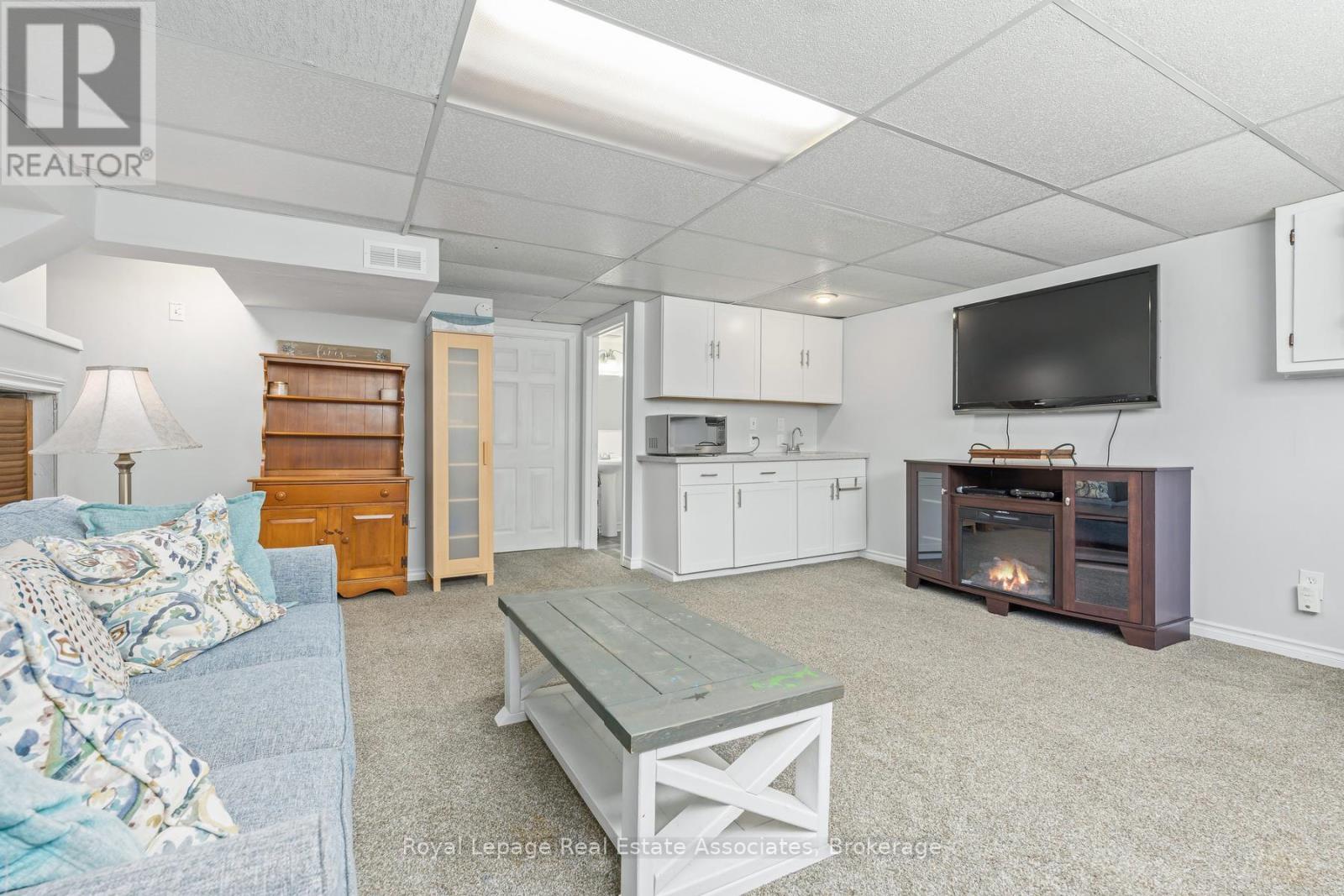 26 MARILYN CRESCENT - 30