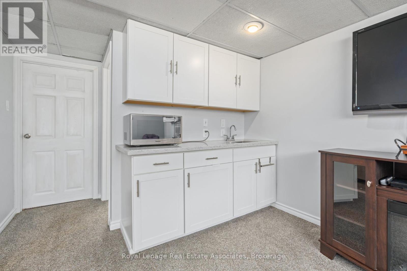 26 MARILYN CRESCENT - 31