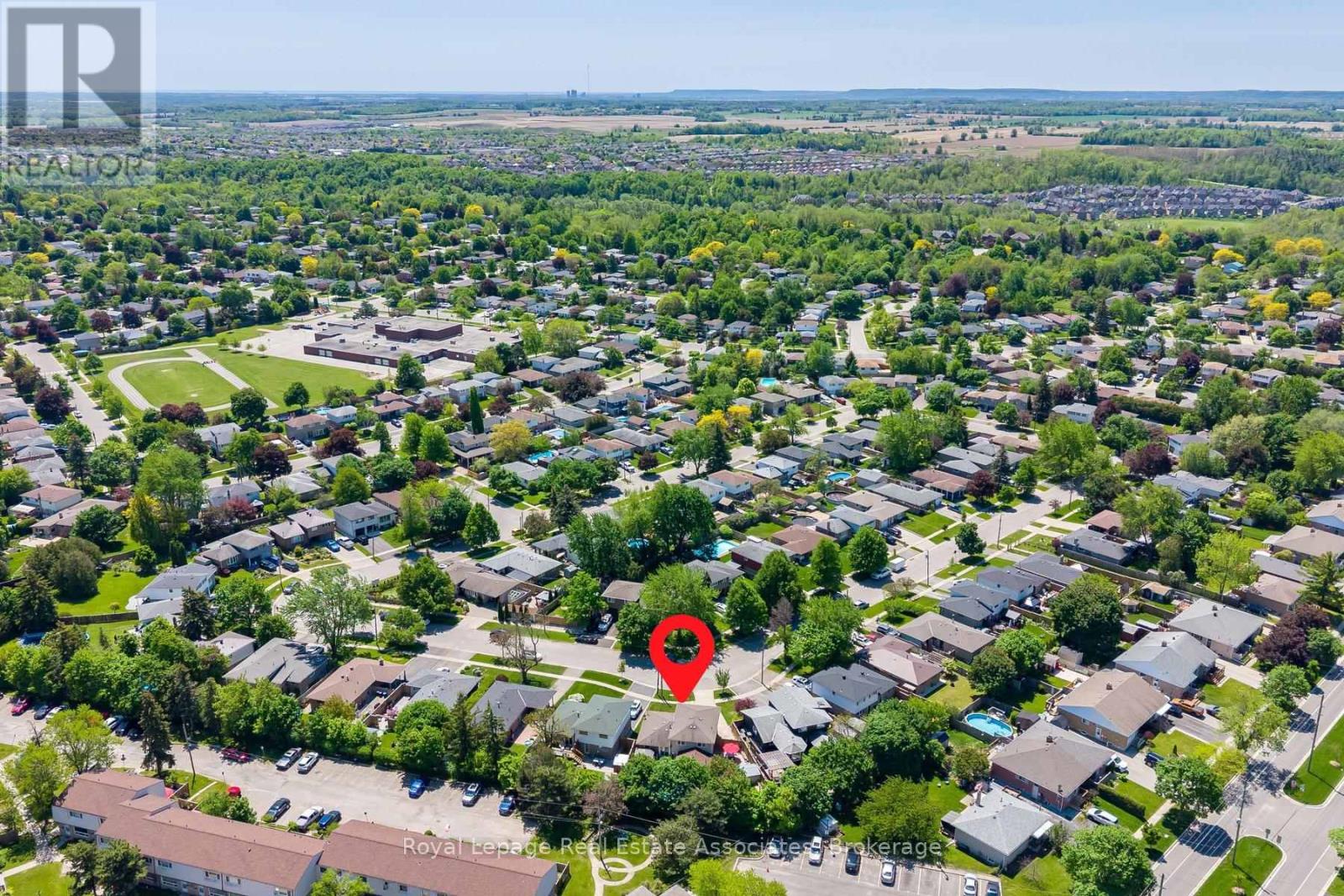 26 MARILYN CRESCENT - 44