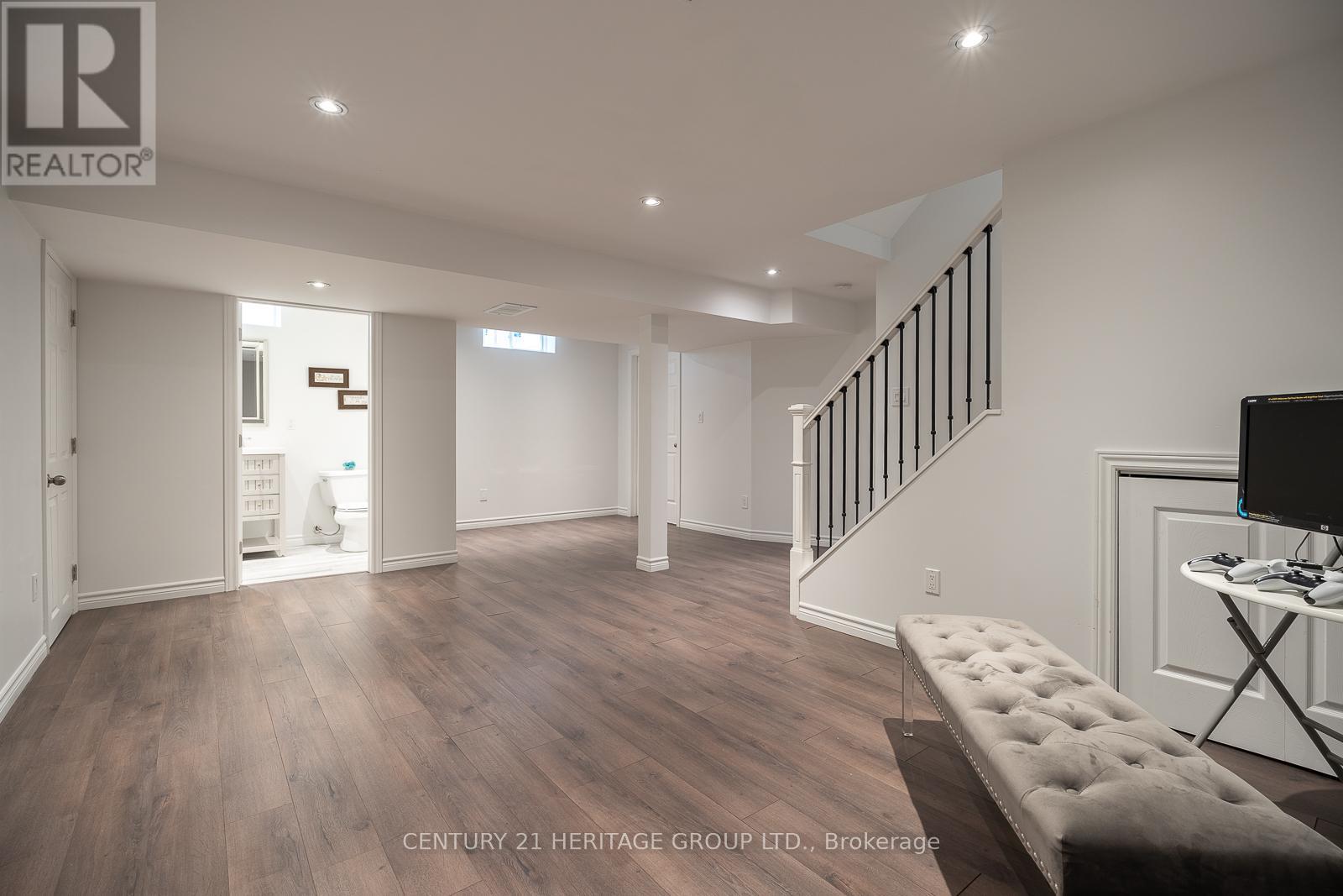 32 HYSLOP AVENUE - 24