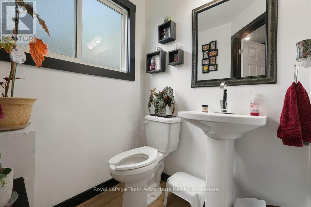 12 VICTORIA AVENUE - 35