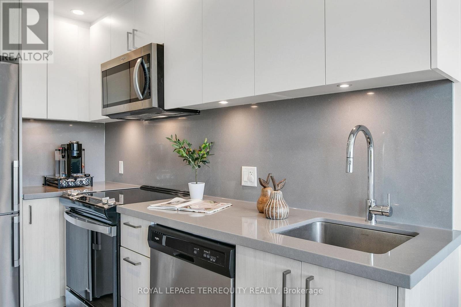 #517W 3 ROSEWATER STREET - 15