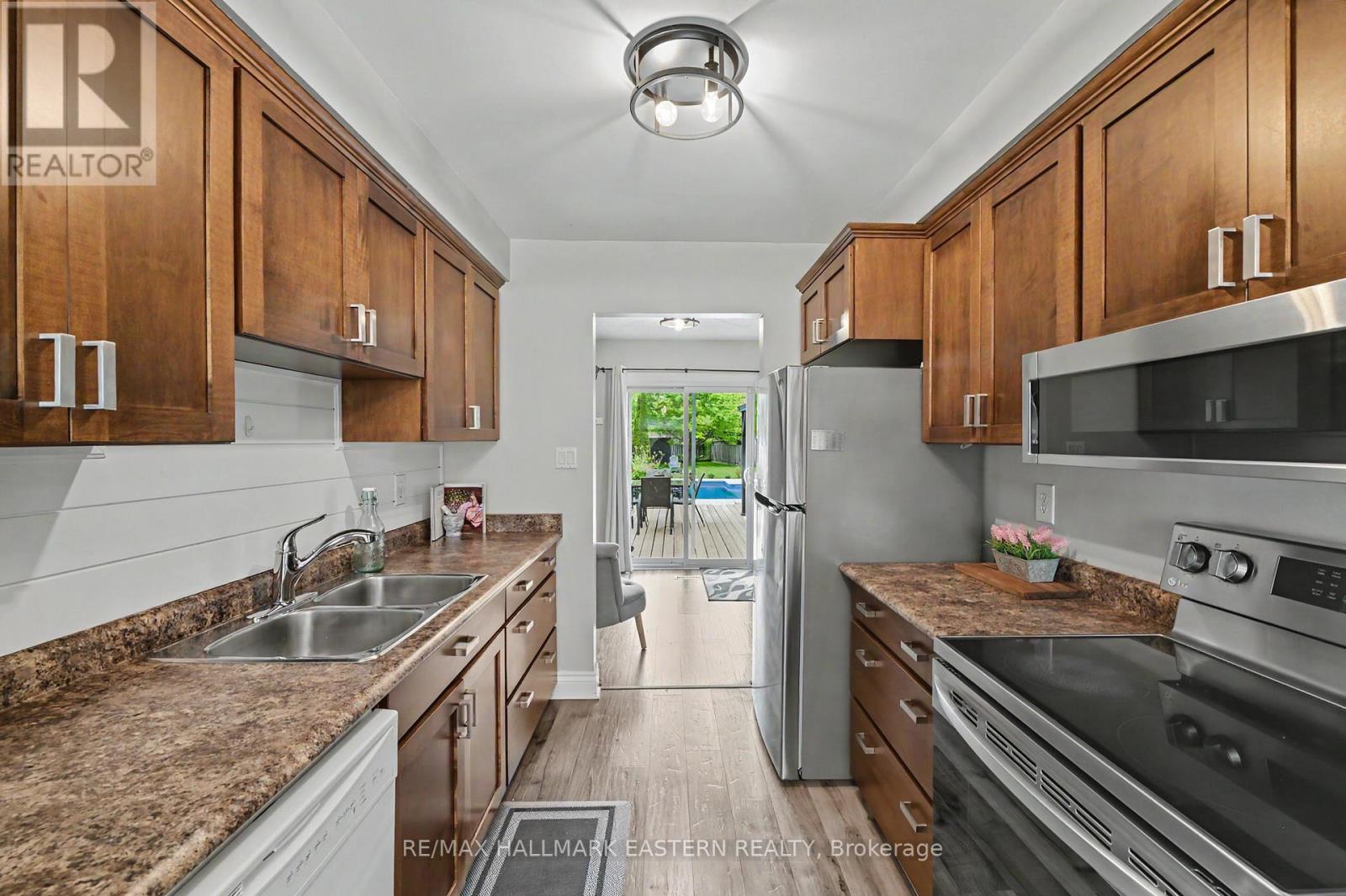 6 SANDERS DRIVE - 16