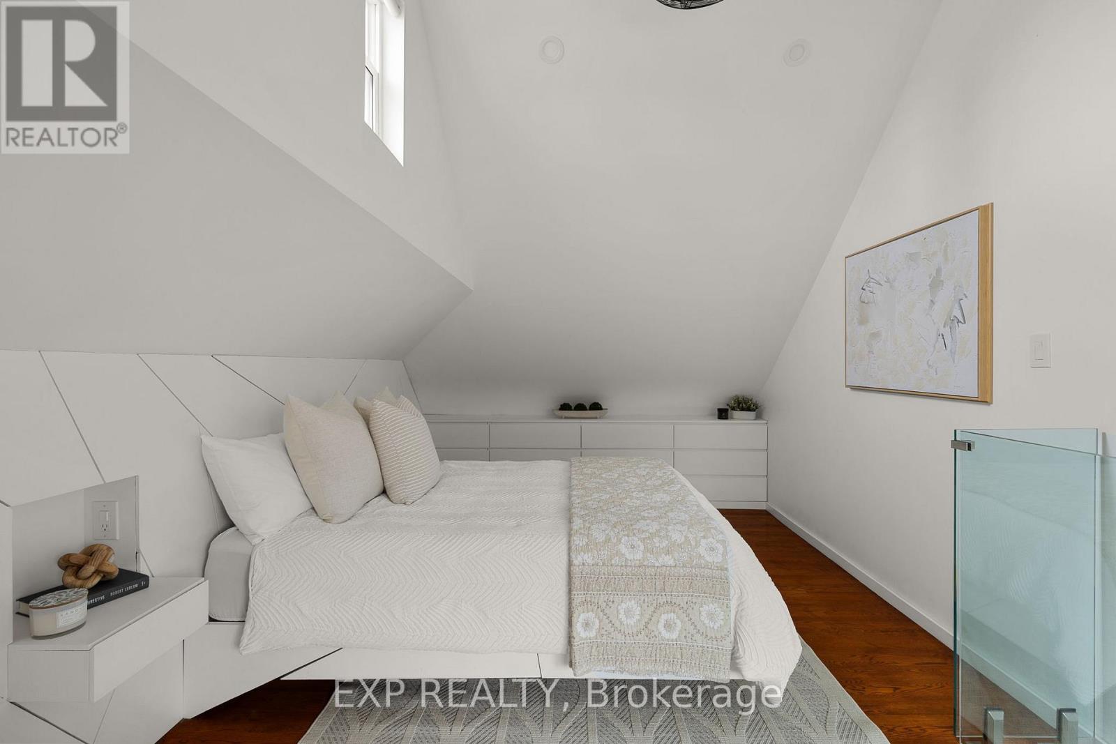 36 SOPHIA STREET W - 21