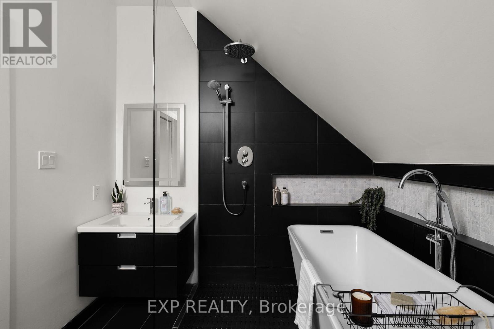 36 SOPHIA STREET W - 26