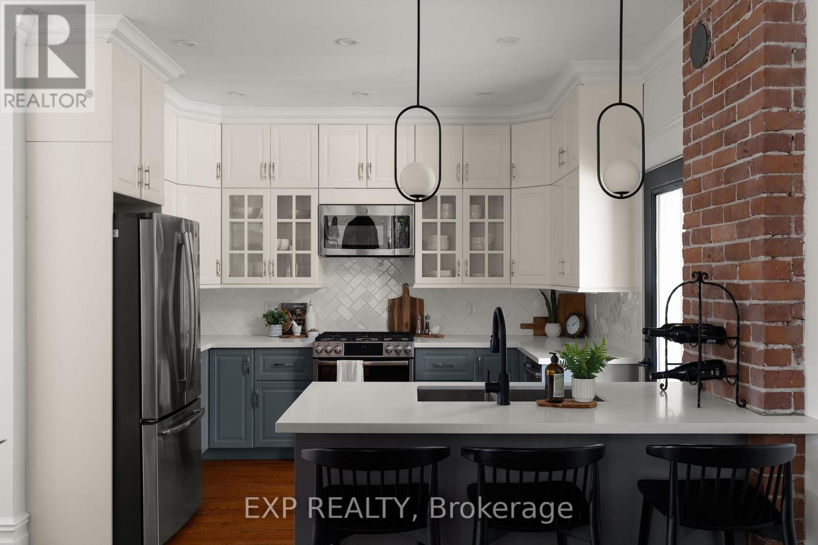 36 SOPHIA STREET W - 7