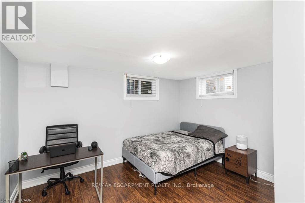 33 ALDERNEY AVENUE - 33