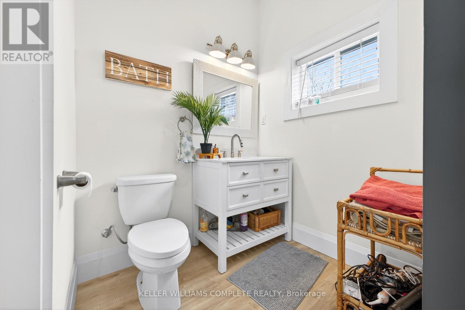 2525 VIMY ROAD - 12