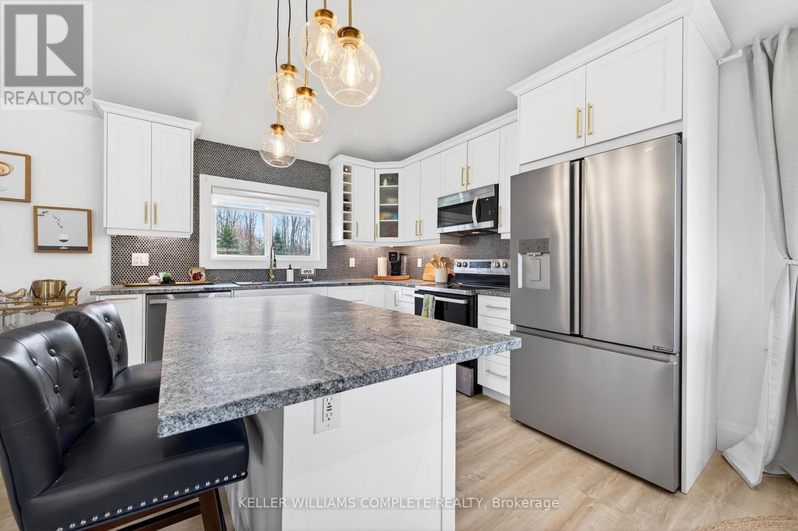 2525 VIMY ROAD - 30