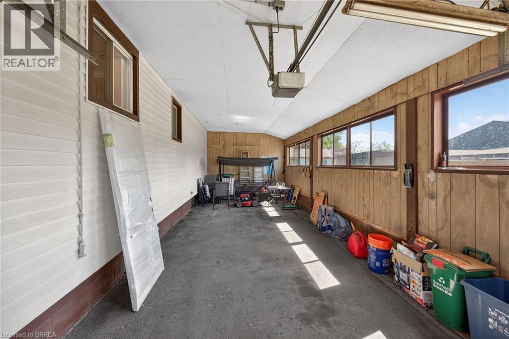 396 BROCK Street - 32