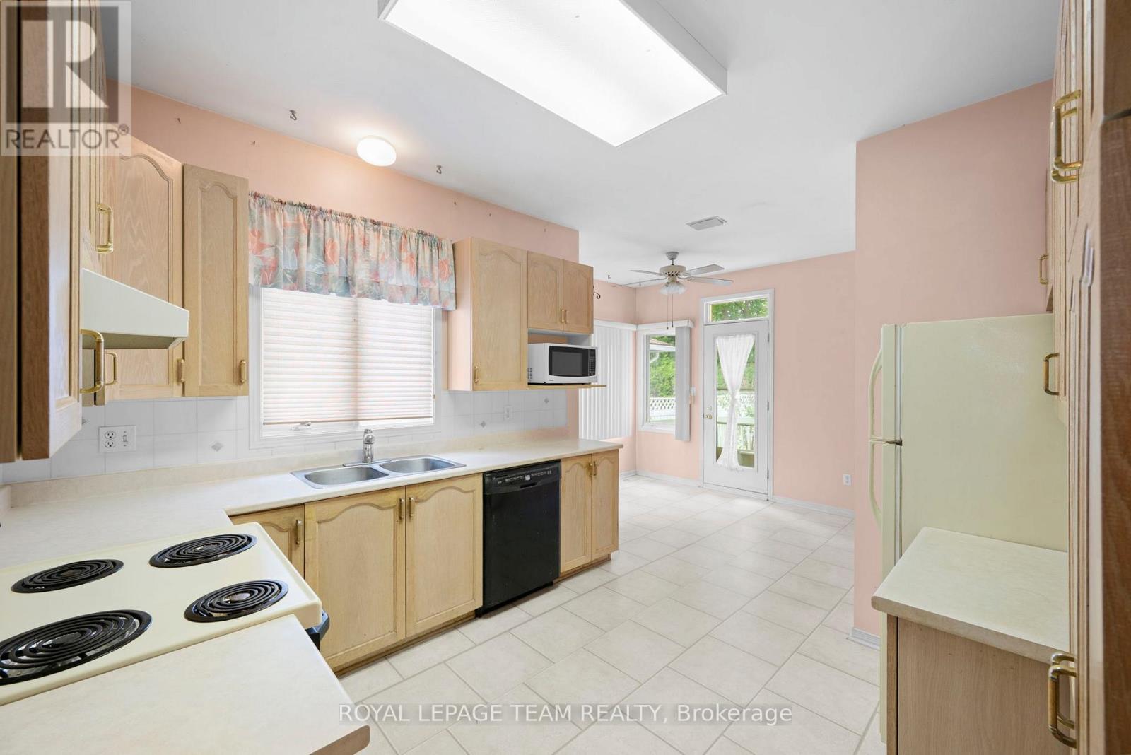 41 BILLINGHAM CRESCENT - 16