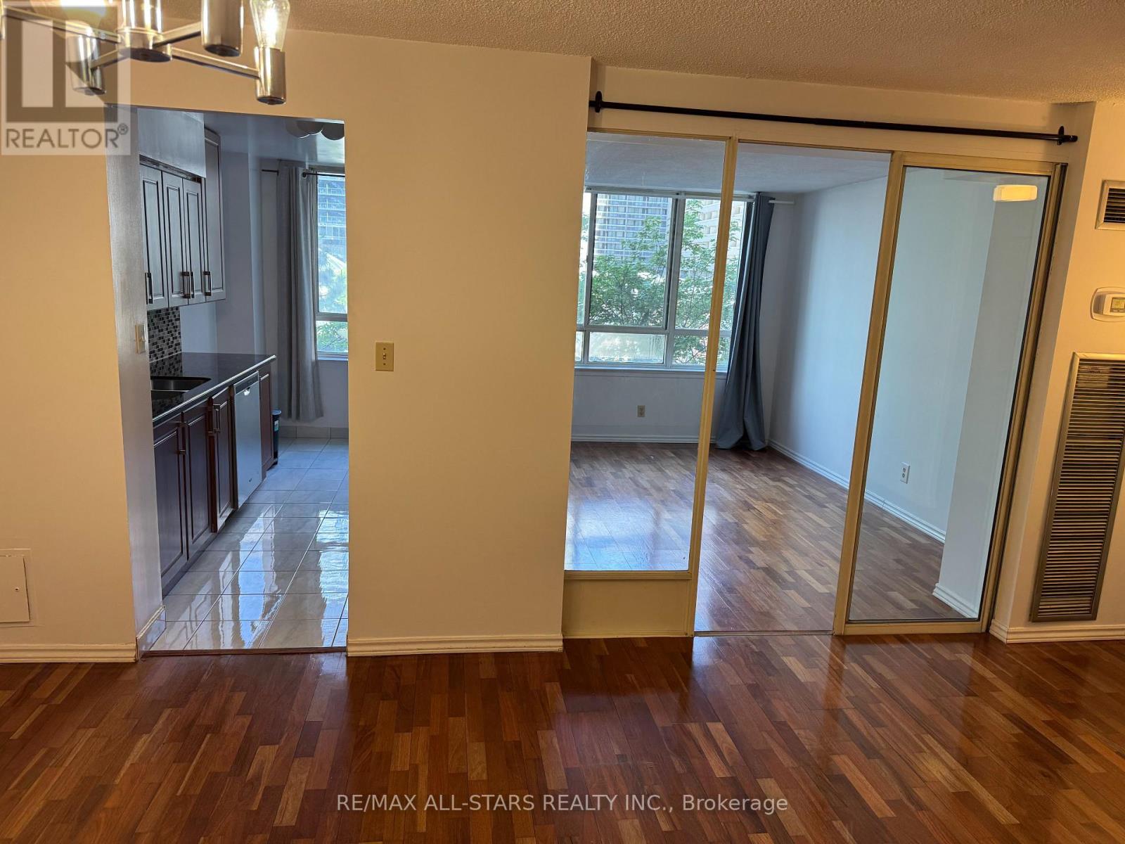 #503 633 BAY STREET - 39