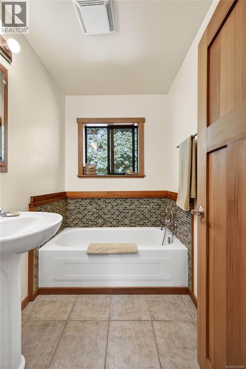 654 Vesuvius Bay Rd - 34