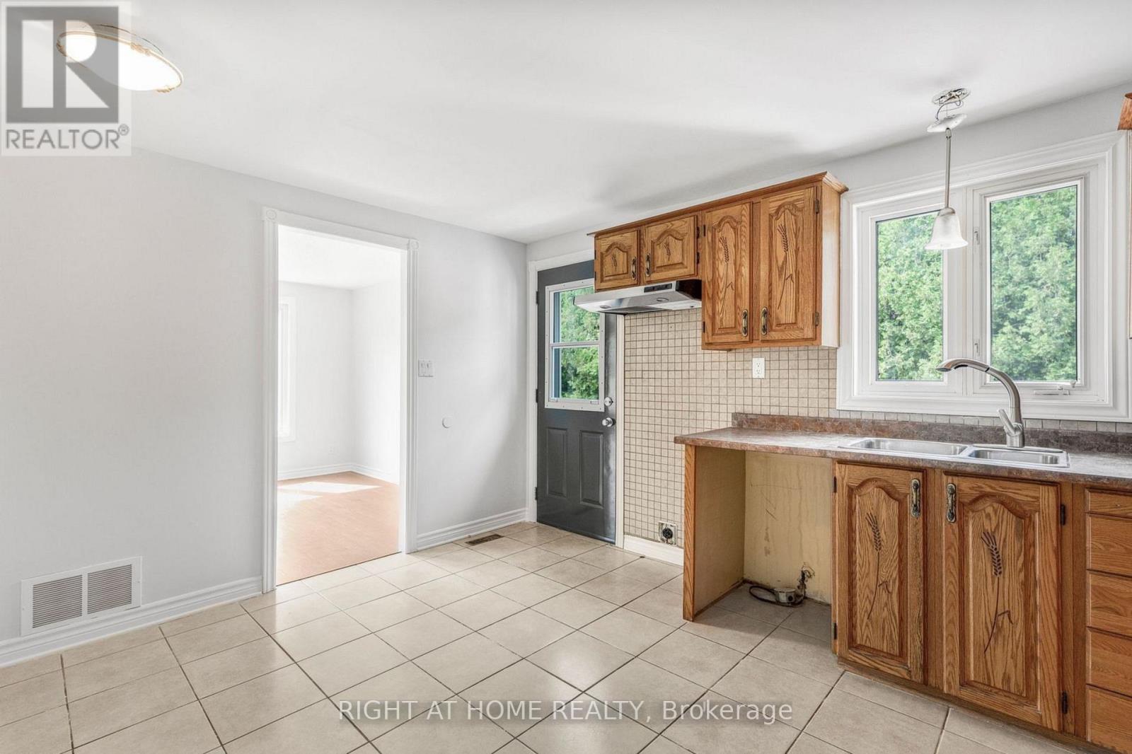 353 RUSSELL ROAD - 12