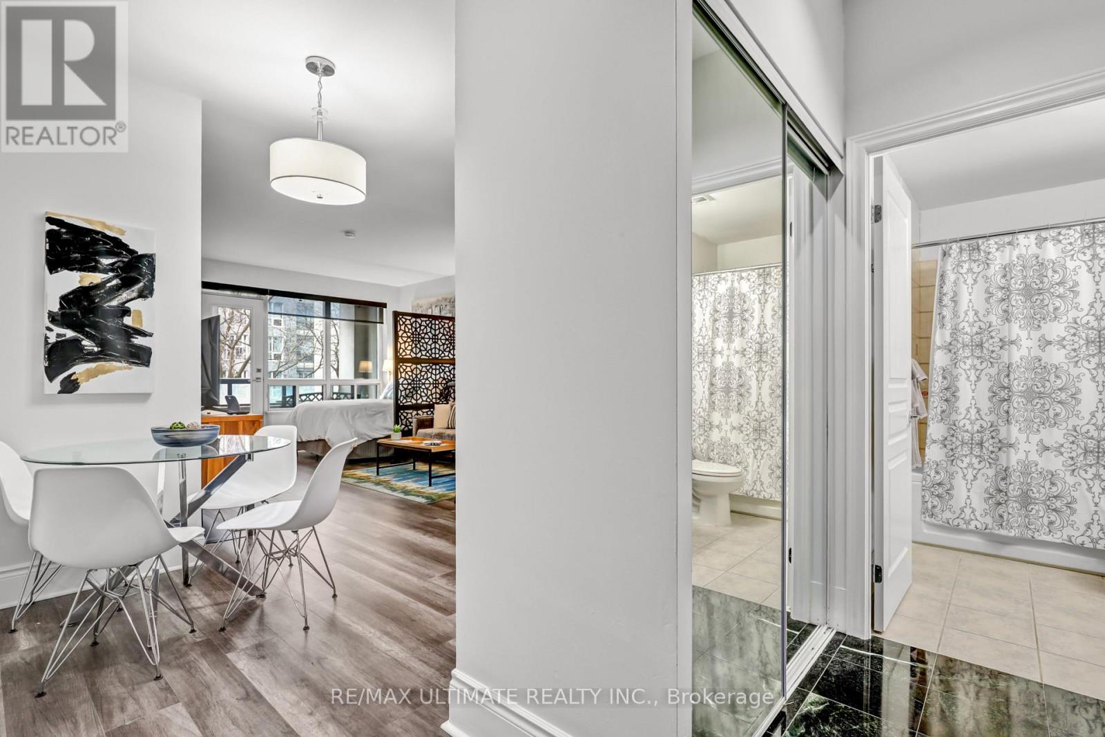 Entry area with mirrored double closet